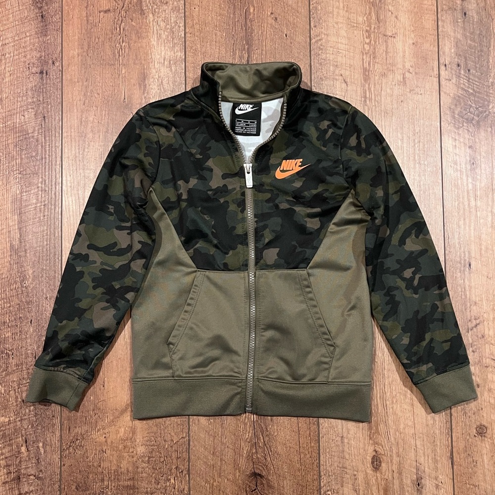 Nike Boys Camo Zip Up Jacket, size 6